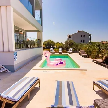 Jona - With Pool
