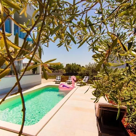 Jona - With Pool Holiday home *